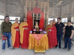 台灣佛俱工廠,銅鐘,銅罄,天公爐等佛具用品製造批發,福建紹安樟公寺大鐘安裝與明朗師父合影